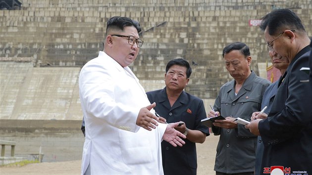 Severokorejský vůdce Kim Čong-un na inspekci hydroelektrárny na severu KLDR (17. července 2018)