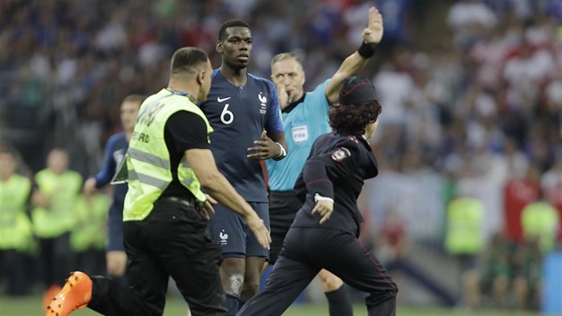 Finálový zápas Mistrovství světa ve fotbale narušila čtveřice výtržníků, která vtrhla na hřiště. (15. července 2018)