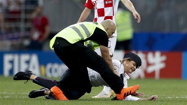 Finálový zápas Mistrovství světa ve fotbale narušila čtveřice výtržníků, která vtrhla na hřiště. (15. července 2018)