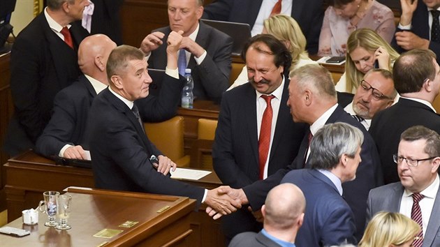 Premiér Andrej Babiš přijímá gratulace poté, co jeho vláda získala důvěru poslanců (12. července 2018).