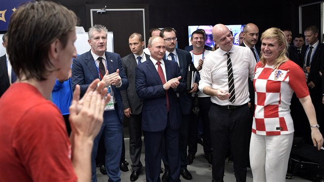 Promen chorvatsk prezidentka Kolinda Grabarov Kitaroviov v chorvatsk atn po finle mistrovstv svta. Doprovzej ji rusk prezident Vladimir Putin a f FIFA Gianni Infantino (v bl koili). V ervenm triku kapitn Chorvat Luka Modri. (15.7.2018)