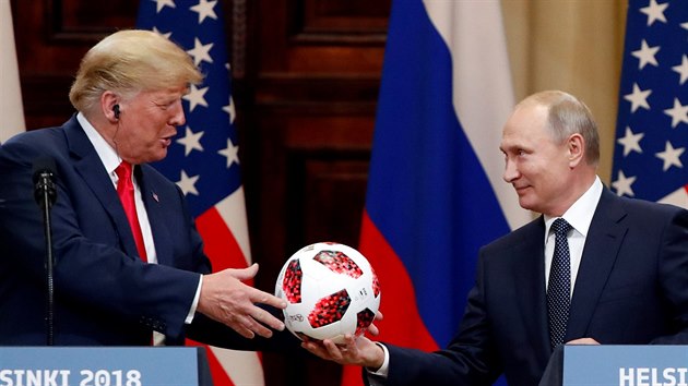 Donald Trump (vlevo) dostal od Vladimira Putina fotbalov m. (16. ervence 2018)