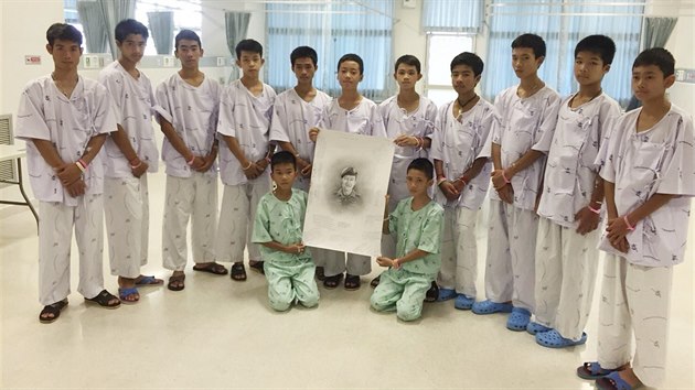 Chlapci zachrnn z thajsk jeskyn s portrtem potpe, kter pi jejich zchran zemel (15. ervence 2018)