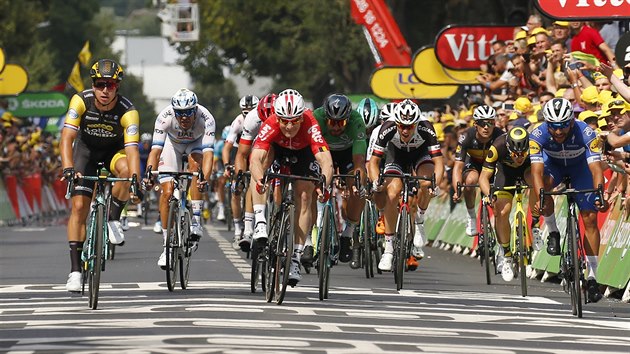 Dylan Groenewegen (vlevo) ovldl osmou etapu Tour de France.