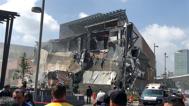 Nově otevřené nákupní středisko v Mexiku se částečně zhroutilo poté, co uvnitř budovy nastaly konstrukční problémy. (12. července 2018)