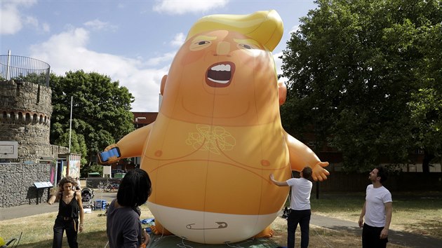 Londýňané na protest proti návštěvě Donalda Trumpa nafoukli obří balón s karikaturou Trumpa coby mimina v plenkách. Nad Londýnem se bude vznášet po celou dobu prezidentova pobytu. (13. července 2018)