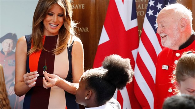 Melania Trump se společně s manželem britské premiérky Theresy Mayové, Philipem Mayem, setkala s dětmi a veterány v královské nemocnici v Chelsea v Londýně. (13. července 2018)