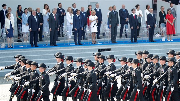 Kadeti speciální vojenské akademie Polytechnique pochodují na vojenské přehlídce u příležitosti oslav Dne Bastily na třídě Champs-Elysees v Paříži. (14. července 2018)