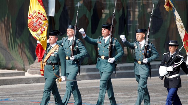 Španělská garda pochoduje společně s francouzskými četníky na vojenské přehlídce u příležitosti oslav Dne Bastily. (14. července 2018)
