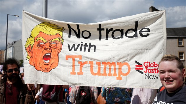 Tisíce lidí se  centru Edinburghu sešly na demonstraci proti návštěvě Donalda Trumpa ve Velké Británii. (14. července 2018)