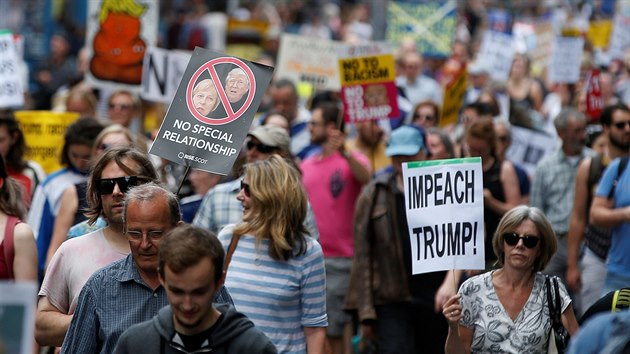 Tisíce lidí se  centru Edinburghu sešly na demonstraci proti návštěvě Donalda Trumpa ve Velké Británii. (14. července 2018)