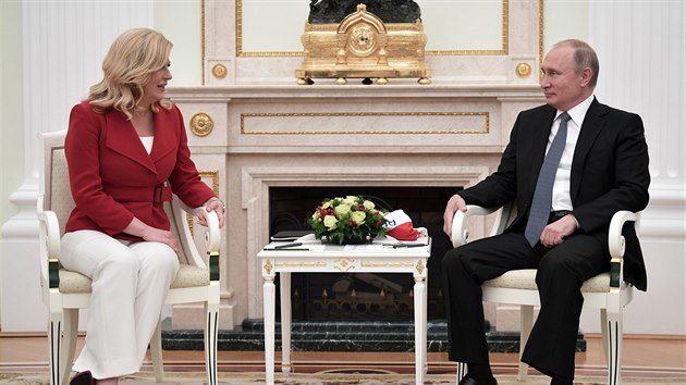 Ruský prezident Vladimir Putin se v Moskvě sešel s chorvatskou prezidentkou Kolindou Grabarovou-Kitarovičovou. (15. července 2018)