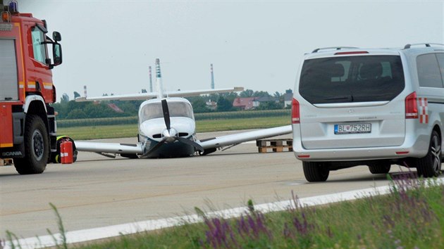 Na letišti v Bratislavě přistál český pilot s malým soukromým letadlem bez vysunutého podvozku (18. července 2018)
