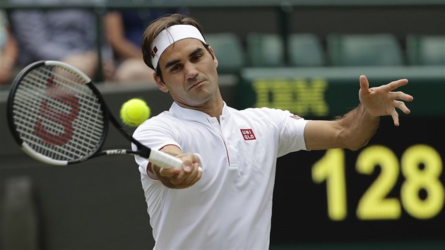 vcarsk tenista Roger Federer ve tvrtfinle Wimbledonu.