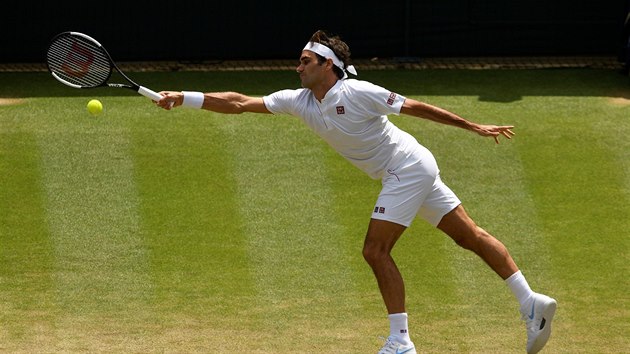 vcarsk tenista Roger Federer ve tvrtfinle Wimbledonu.