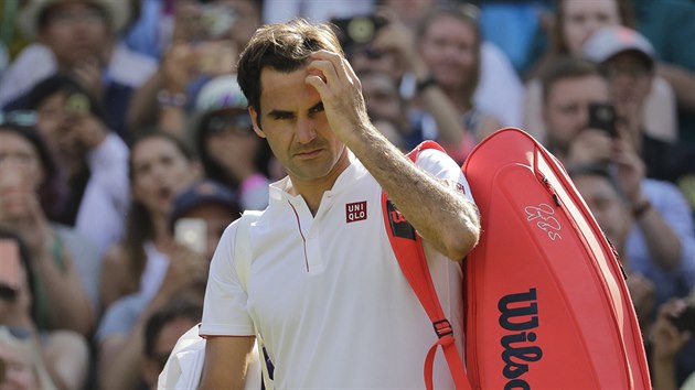 Zklaman Roger Federer po tvrtfinlov prohe s Kevinem Andersonem.
