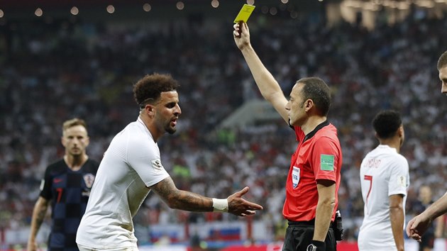 Anglický obránce Kyle Walker protestuje proti udělení žluté karty, kterou mu ukazuje turecký sudí Cuneyt Cakir v zápase proti Chorvatsku.