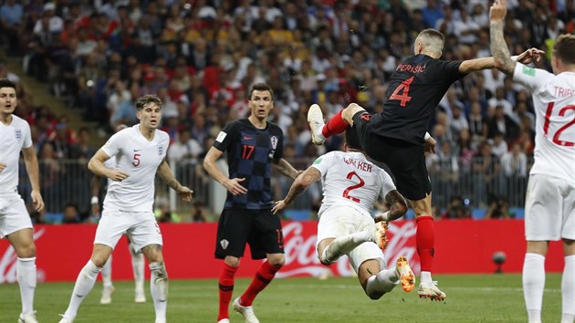 Důrazný chorvatský záložník Ivan Perišič (číslo 4) střílí vyrovnávací gól v utkání s Anglií. V souboji s ním selhal Kyle Walker.