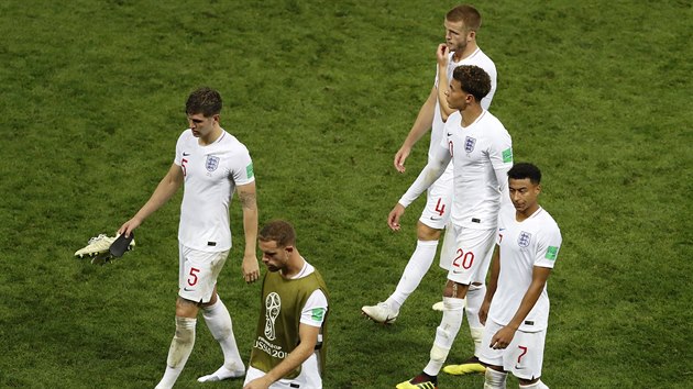 Zklamaní angličtí fotbalisté opouštějí trávník po semifinálové prohře s Chorvatskem.