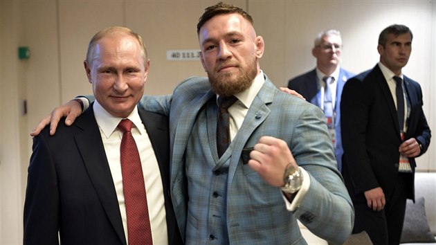 MMA zpasnk Connor McGregor se objm s prezidentem Ruska Vladimirem Putinem bhem fotbalovho mistrovstv svta.