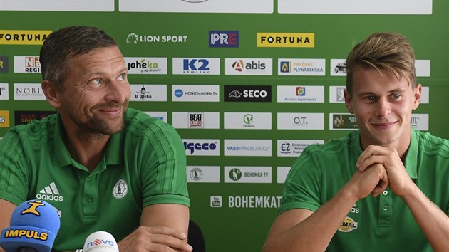 Hlavn trenr Martin Haek (vlevo) a jeho syn Filip Haek na tiskov konferenci praskch Bohemians ped zatkem sezony.