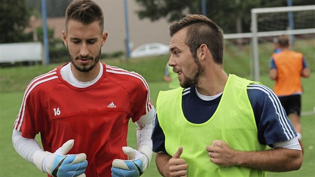 Glman Ludk Vejmola (vlevo) a tonk Stanislav Klobsa se vyklusvaj po trninku Jihlavy