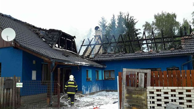 Hasii zasahovali u poru rodinnho domu v Blm Kameni na Jihlavsku. (10. ervence 2018)