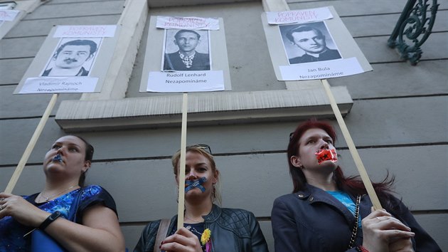 Demonstrace ped Poslaneckou snmovnou proti vld podporovan komunisty (11. ervence 2018).