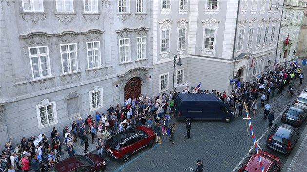 Demonstrace ped Poslaneckou snmovnou proti vld podporovan komunisty (11. ervence 2018).