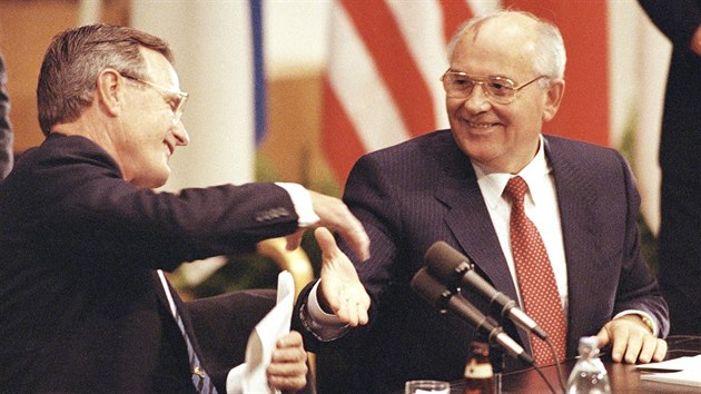 V roce 1990 se v Helsinkch seli americk prezident George Bush star (vlevo) a rusk vdce Michail Gorbaov.