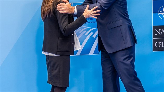 Šéf NATO Jens Stoltenberg vítá na summitu Aliance v Bruselu premiérku Islandu Katrin Jakobsdottir