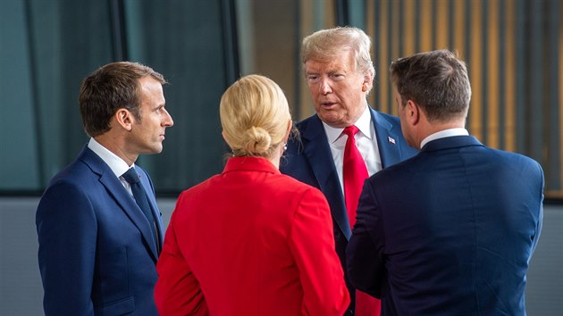 Francouzsk prezident Emanuel Macron s fem Blho domu Donaldem Trumpem