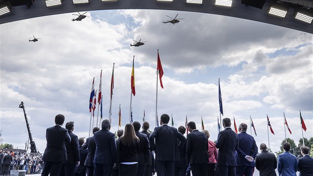 Přelet aliančních vrtulníků během záhájení summitu NATO v Bruselu