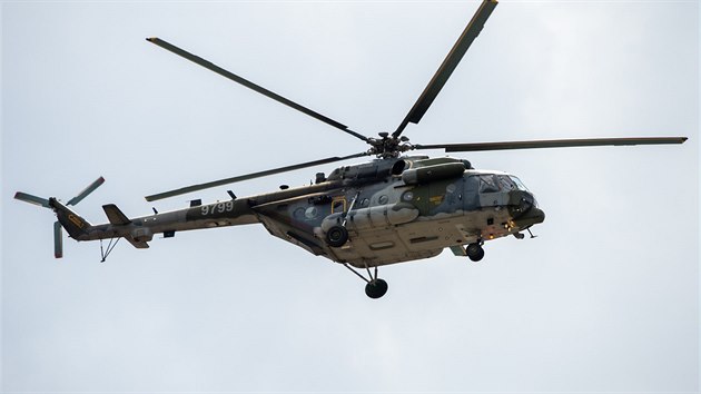 Vrtulník Mi-17 českých vzdušných sil při průletu nad bruselskou centrálou NATO k zahájení summitu Aliance