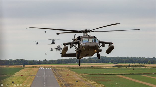 Průlet slavnostní vrtulníkové letky zemí NATO při zahájení summitu v Bruselu pohledem belgických letců
