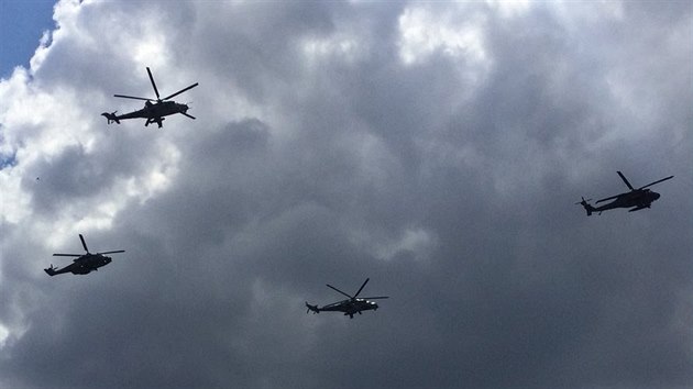 Bitevníky Mi-24/35 českých vzdušných sil při průletu slavnostní vrtulníkové letky zemí NATO na zahájení summitu v Bruselu