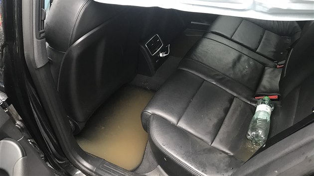 Řidička ve středu uvázla v autě v zatopeném podjezdu.