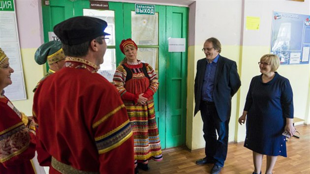 Poslední návštěva Suzdalu se neobešla bez tradičních krojů, připomínající pohádku Mrazík, do nichž se českolipská delegace oděla. Uprostřed starostka Romana Žatecká.