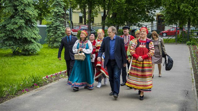 Poslední návštěva Suzdalu se neobešla bez tradičních krojů, připomínající pohádku Mrazík, do nichž se českolipská delegace oděla. Vpravo starostka Romana Žatecká.