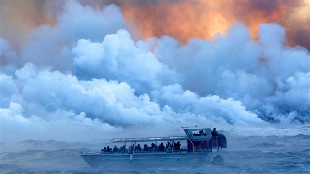 SOPTÍCÍ VULKÁN. Posádka výletní lodi sleduje proudění lávy do Tichého oceánu v oblasti Kapoho na Havaji během erupce sopky Kilauea.