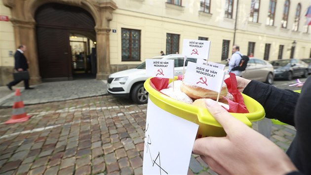 Protest ped Poslaneckou snmovnou v Praze proti stedenmu hlasovn o dve vld, open o hlasy komunist. (11. ervence 2018)