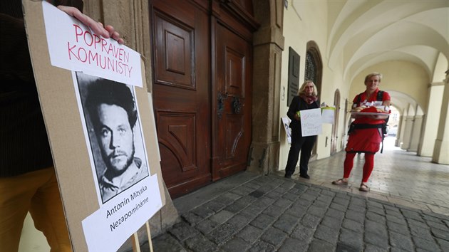 Protest p�ed Poslaneckou sn�movnou v Praze proti st�ede�n�mu hlasov�n� o d�v��e...