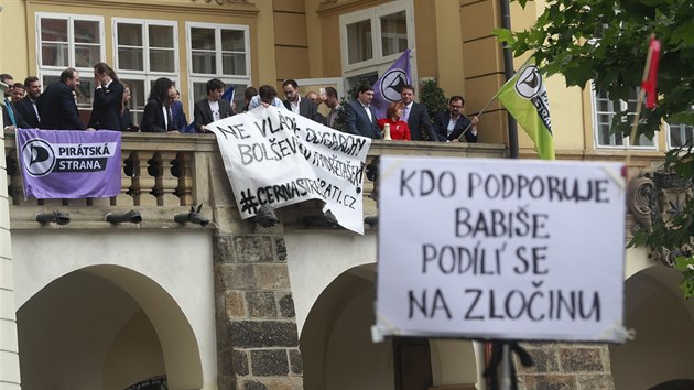 Protest Pirt proti stedenmu hlasovn o dve vld Andreje Babie, open o hlasy komunist. (11. ervence 2018)