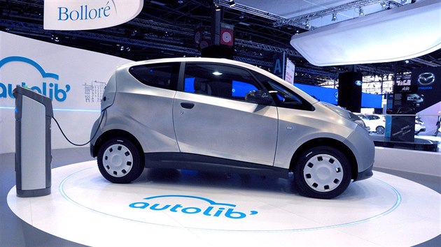 Představení projektu veřejné půjčovny aut Autolib na veletrhu Paris Motor Show v září 2012.
