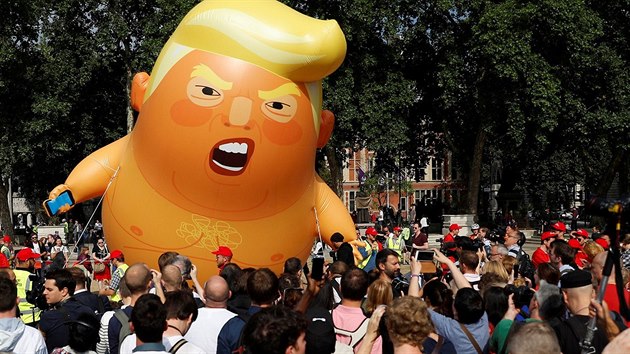 Nafukovací balón v podobě amerického prezidenta Donalda Trumpa se má vznášet nad Londýnem v průběhu jeho návštěvy Velké Británie. (13. července 2018)