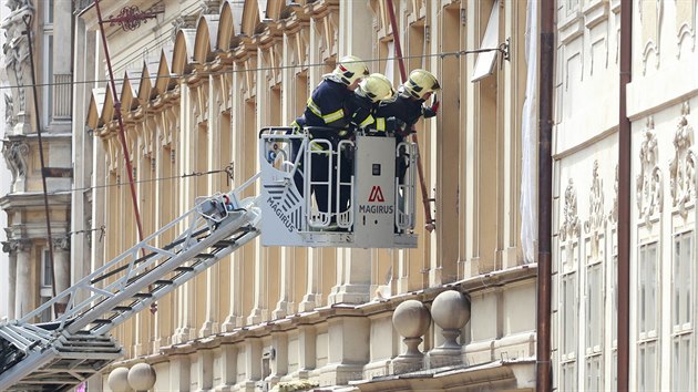 Na stavb v Mikulandsk ulici v centru Prahy se propadla klenba budovy. Sutiny zavalily tyi dlnky. (17. ervence 2018)