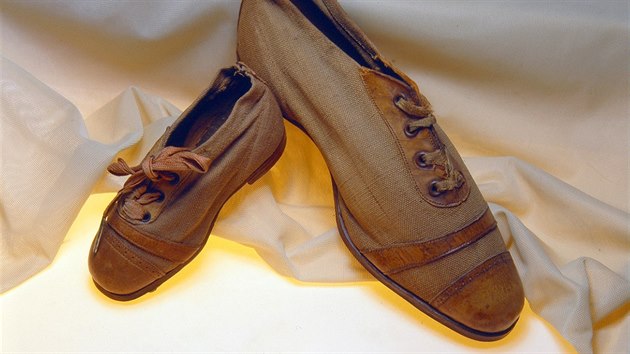 Tomáš Baťa na trh prorazil s lehkou plátěnou obuví s koženou špičkou, takzvanými baťovkami.