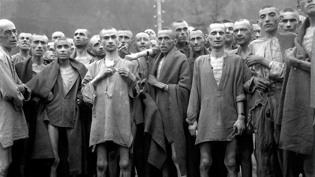 Vězni z pobočného tábora Ebensee (byl součástí Mauthausenu) po osvobození americkou armádou (7. května 1945)
