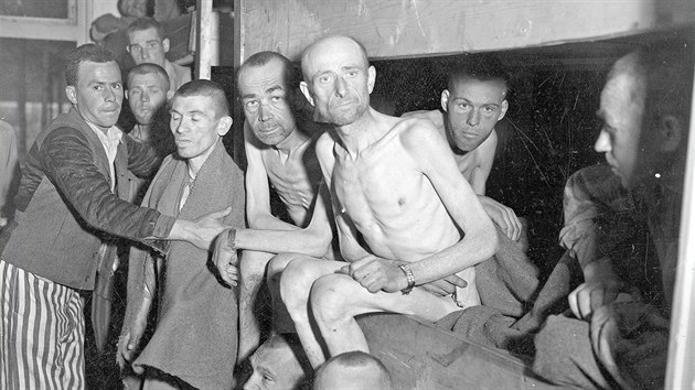 Vězni z pobočného tábora Ebensee (byl součástí Mauthausenu) po osvobození americkou armádou.