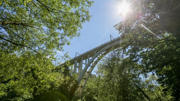 Od roku 1928 se most o dlce 190,5 metru a ce tm devt metr ty zhruba 50 metr nad Lunic.